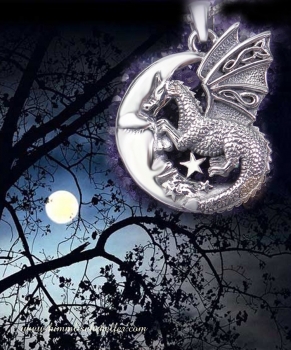 Drachenanhänger mit Mond und Sternen, 925er Sterling Silber - Drache der guten Wünsche